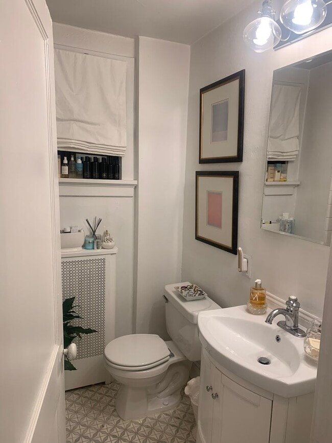 Building Photo - Introducing a charming 3-bedroom, 2-bathroom townhouse located in the heart of Shadyside