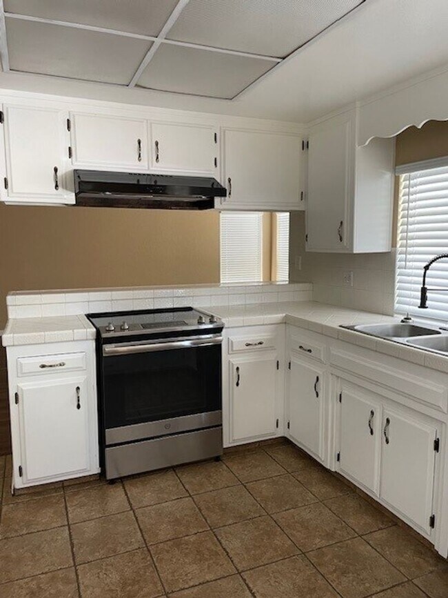 Building Photo - Lease Your Dream Home in the Country!
