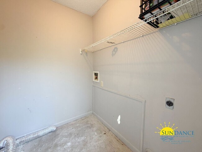 Building Photo - 1 Bedroom Cottage-Style Townhouse In Fort Walton Beach!