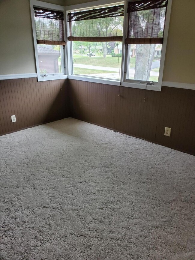 Building Photo - 413 Riverview Dr
