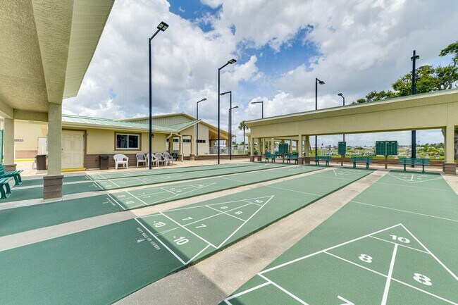 Building Photo - 670 N Green Cir