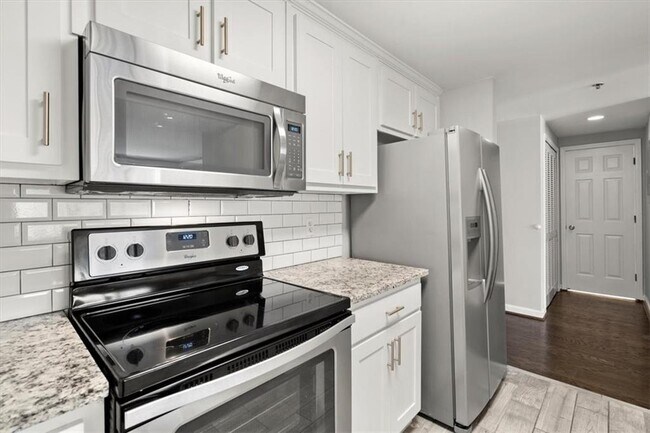 Building Photo - 3481 Lakeside Dr NE