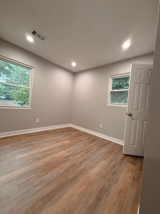 Building Photo - 657 Robert E Lee Pkwy