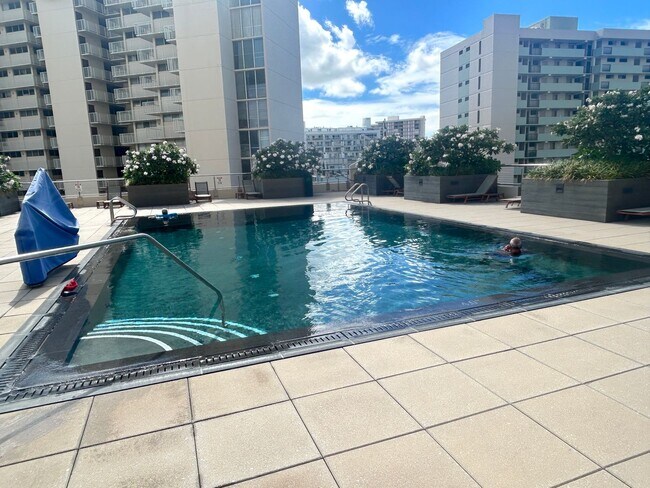 Building Photo - Available Now - High Floor Studio Apartmen...