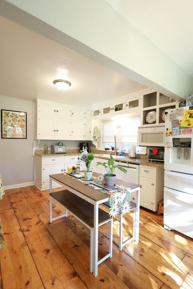 Building Photo - Beautifully Updated 4 bed house w/ fully fenced in yard **