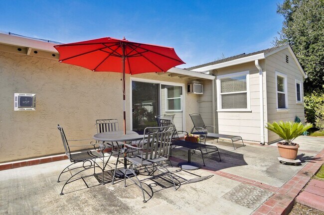 Building Photo - Awesome Home Located in a Quiet Tree Line ...