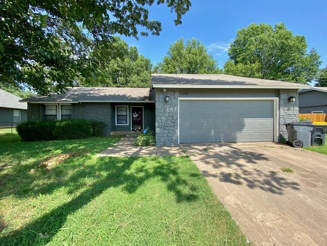 Building Photo - Spacious Jenks 4-Bedroom with NO Carpets &...
