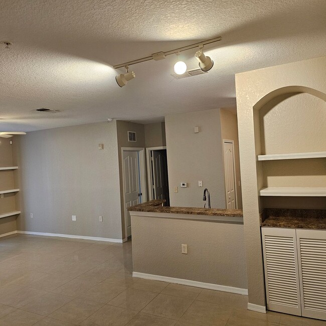 Building Photo - Spacious First-Floor Condo