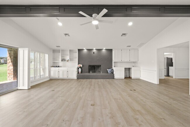 Building Photo - 203 Longhorn