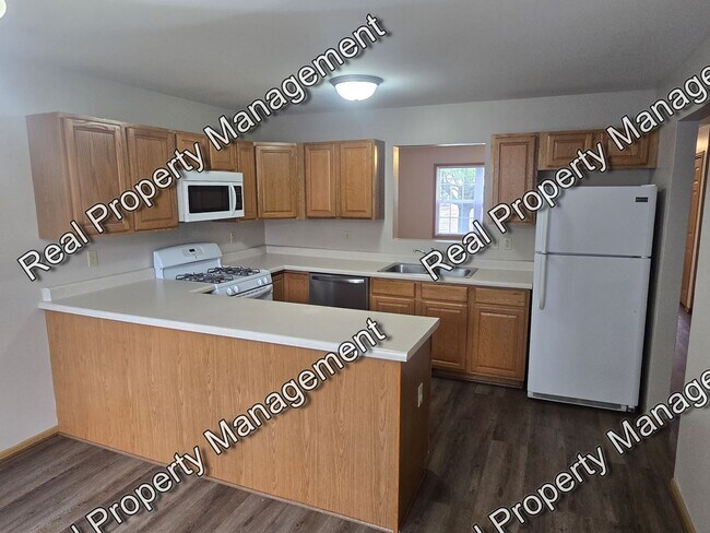 Building Photo - Updated 3 Bedroom Townhome