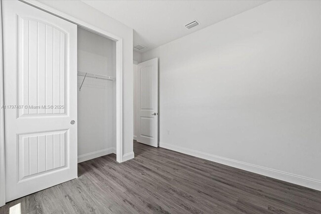 Building Photo - 11 Burgundy Pl