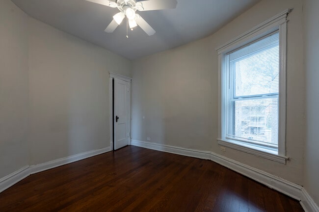 Building Photo - 666 E 50th Pl