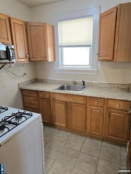 Building Photo - 221 Hayward Pl