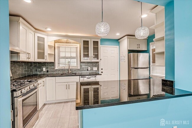 Building Photo - 14 Linden St