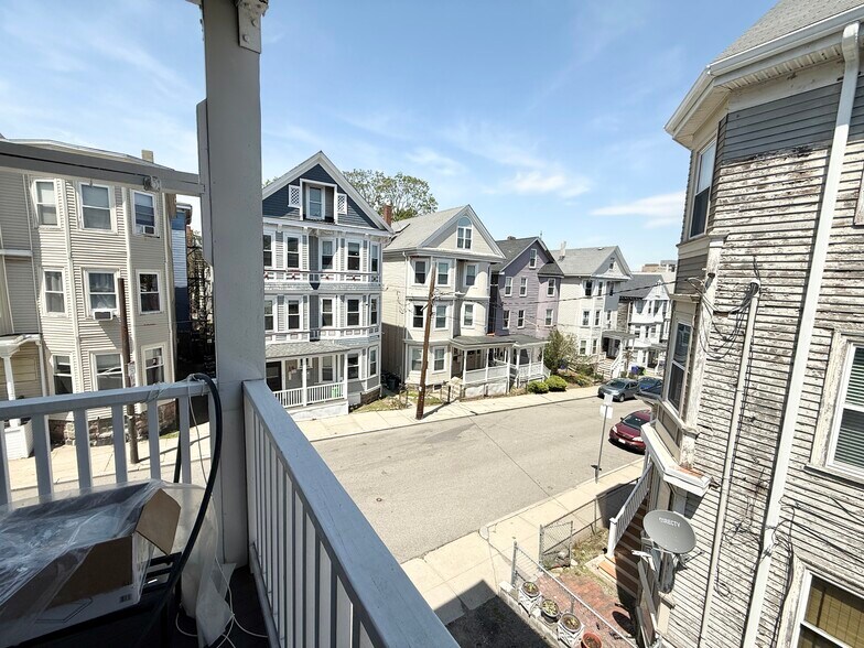 Building Photo - 123 Hillside St