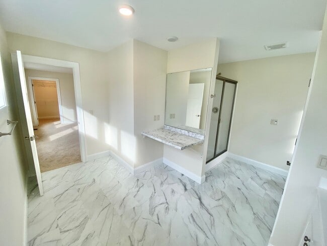 Building Photo - 3 Bedroom Townhouse Essex Junction VT Avai...