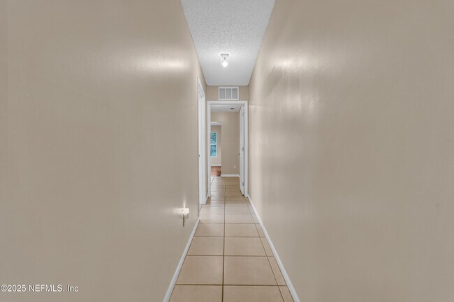 Building Photo - 2409 Cool Springs Dr S