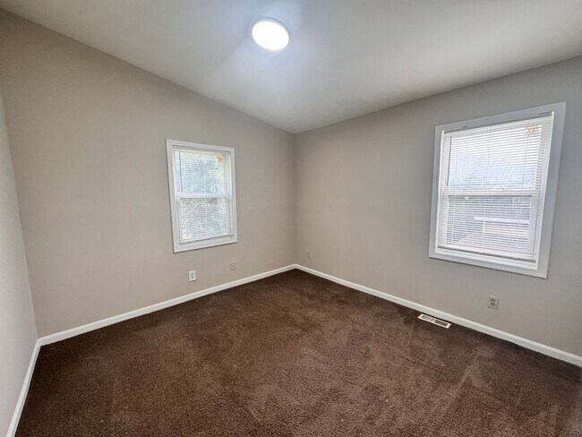 Building Photo - Available for Immediate Move In - 4 Side B...