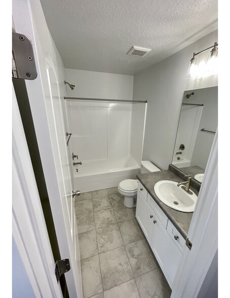 Private Bathroom - 4206 1960 N