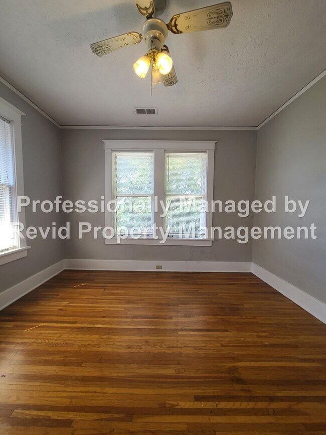 Building Photo - Large upstairs apartment in Midtown!