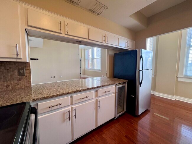 Building Photo - 10 N Main St