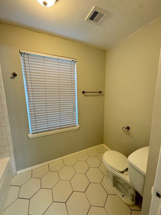 Building Photo - 9809 Richmond Ave.