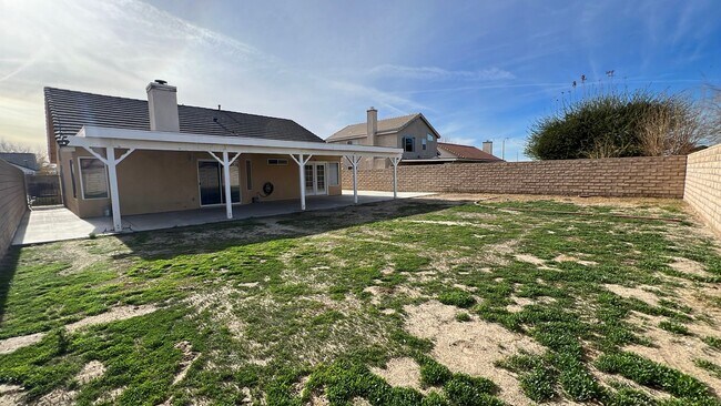 Building Photo - East Lancaster Home