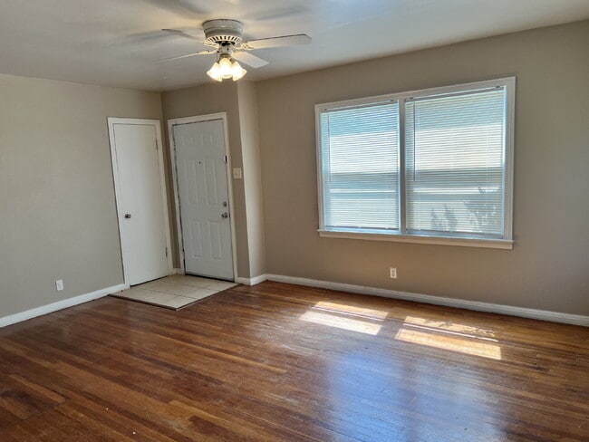 Building Photo - Large 2/1.5 with 2 Living Areas