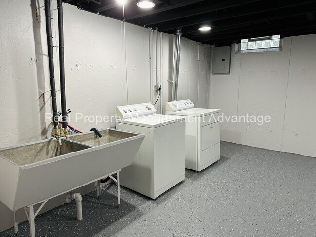 Building Photo - Oak Park Mid-Century Modern Beauty!