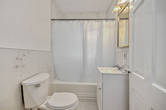 Building Photo - 3 Bdrms +Office / 2 baths Upstairs Apt - K...