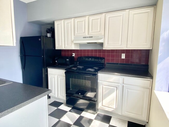 Building Photo - 6 Month Lease! City Living!  Very Spacious...