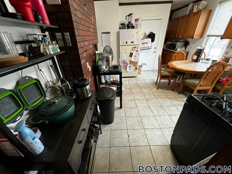 Building Photo - 205 Hillside St