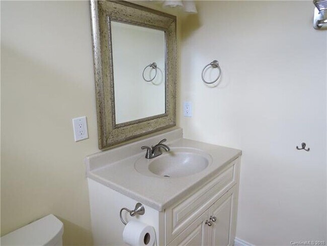 Building Photo - 123 7th St