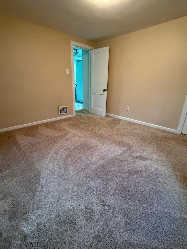 Building Photo - Available Now! 2-bed home in Ft. Thomas with lots to offer!
