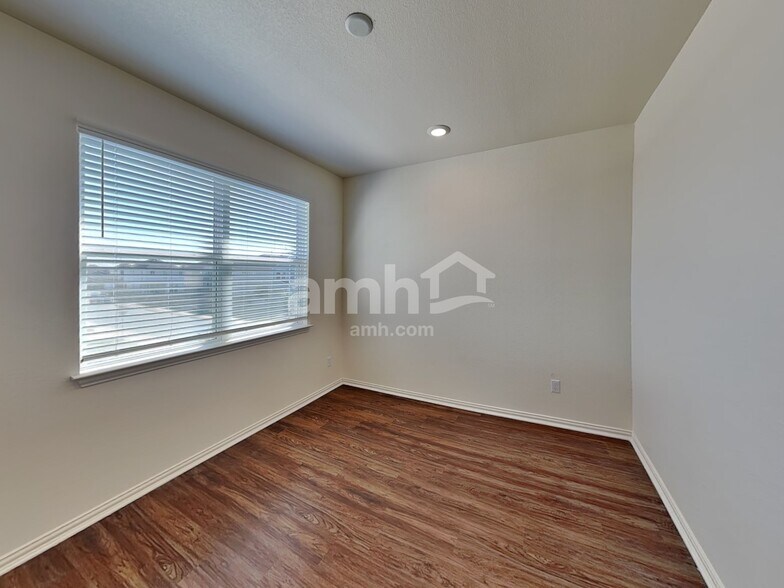 Building Photo - 207 Pebble Creek Run