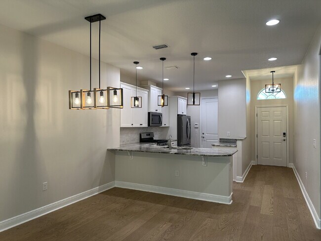 Building Photo - 3 bedroom, 2 bathroom in desirable Loren Cove