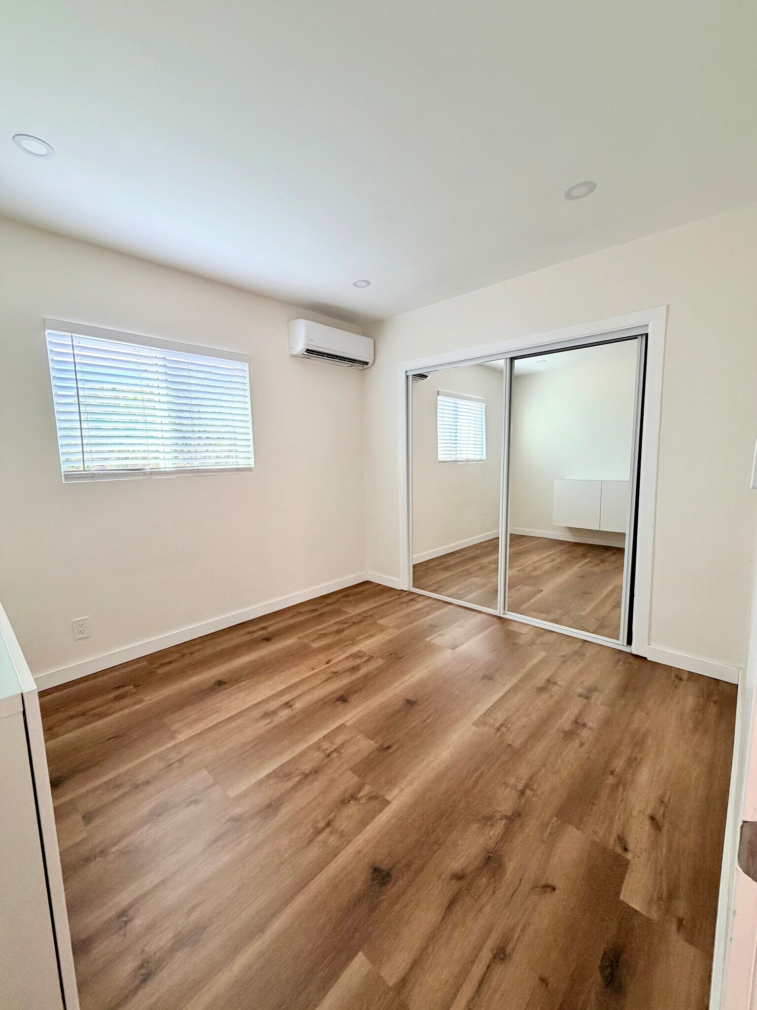 Building Photo - 1316 N Hollywood Way