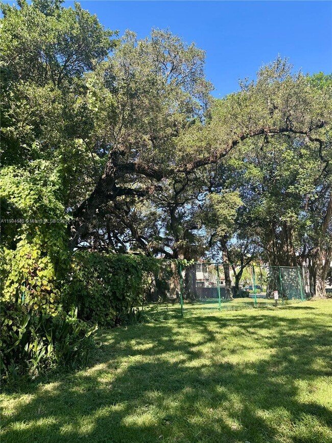 Building Photo - 605 Ives Dairy Rd