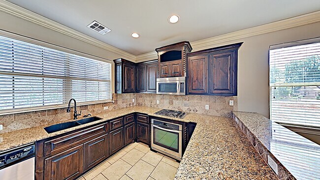Building Photo - Beautiful 4 Bedroom, 2.5 Bathroom Home in ...