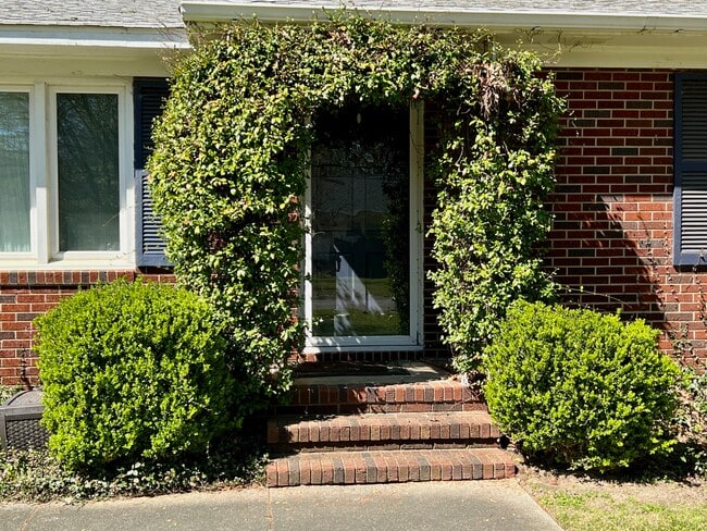 Building Photo - 727 Banks Terrace SE