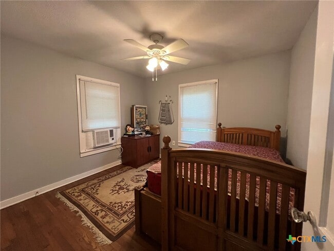 Building Photo - 859 Oasis St