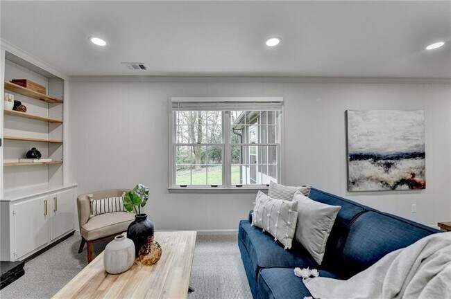 Building Photo - 1450 Cedarhurst Dr