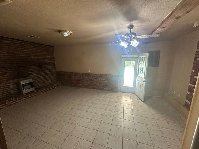 Building Photo - 16881 Beau-Kay Dr