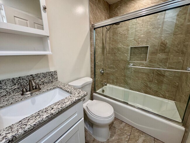 Building Photo - Upgraded 3 bed and 2 bath Best Glendale sc...