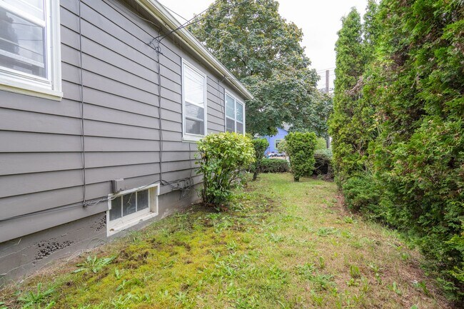 Building Photo - 5412-5420-5420 NE 9th Ave