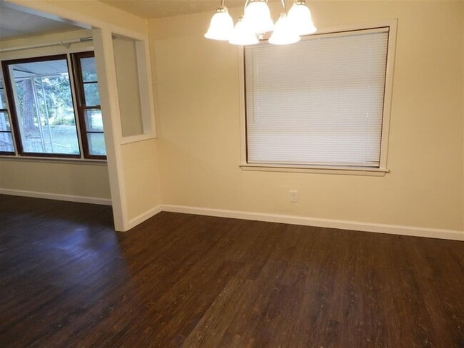Building Photo - 3015 Thomas Dr