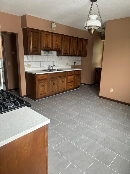 Kitchen - 64 Kendall St