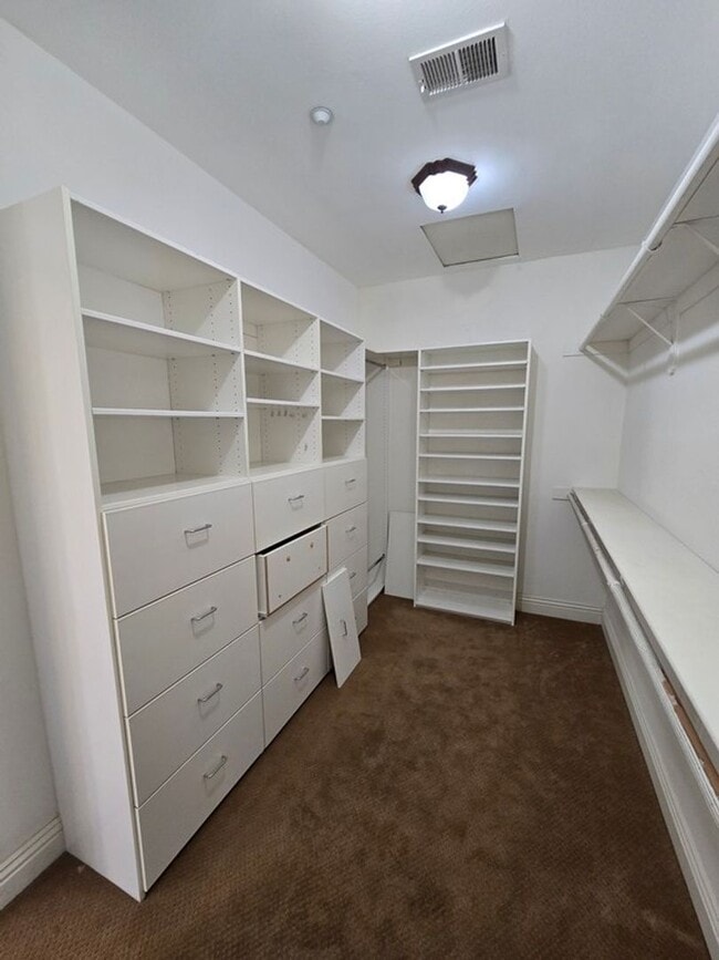 Building Photo - Private Country Living!!!