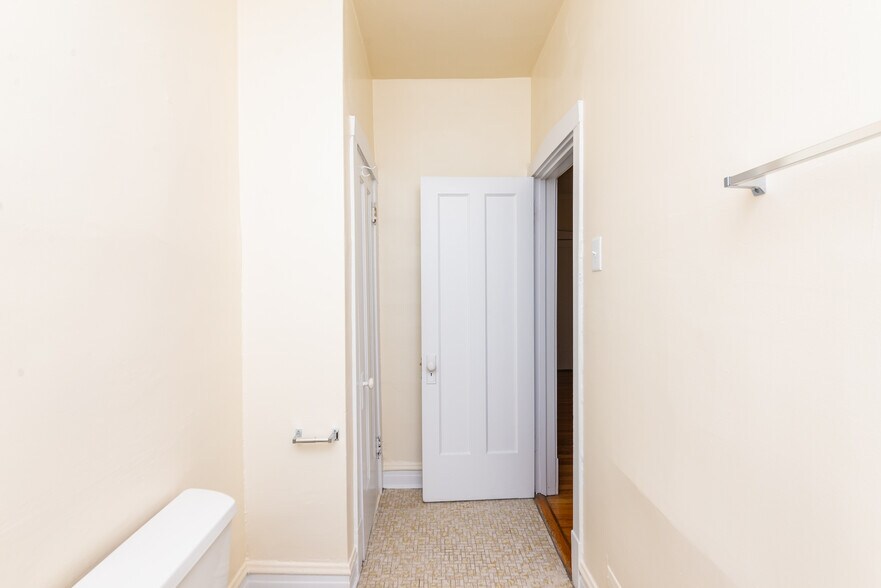 Building Photo - 2480 N Lincoln Ave