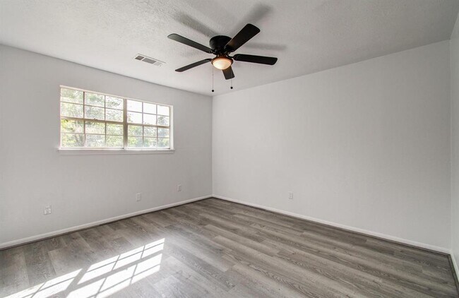 Building Photo - 808 Stone Mountain Dr